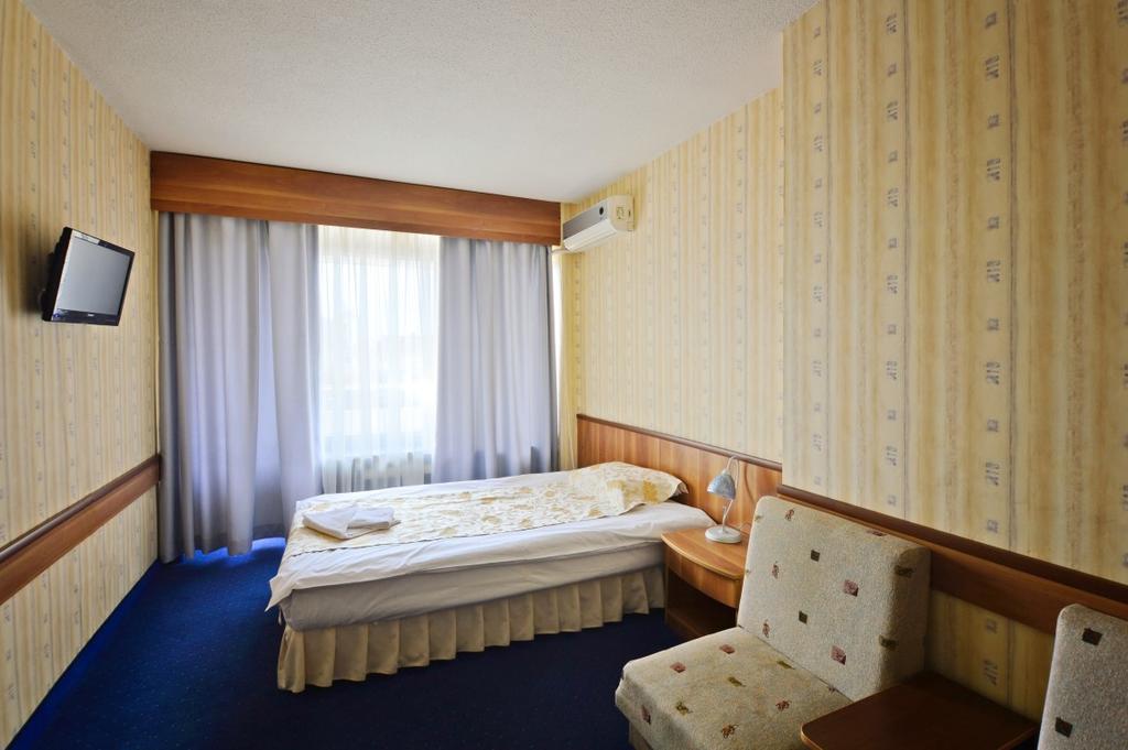 Хотел Казанлък Bagian luar foto