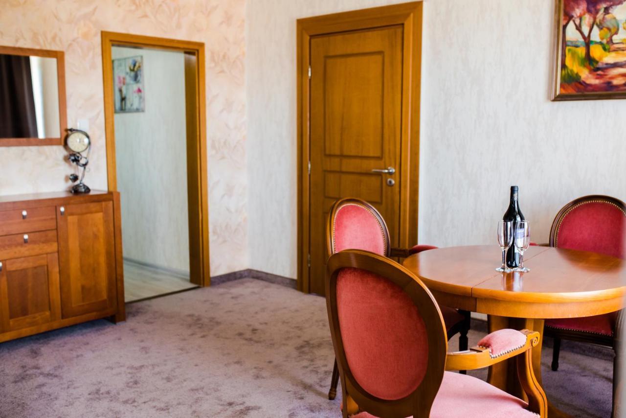 Хотел Казанлък Bagian luar foto
